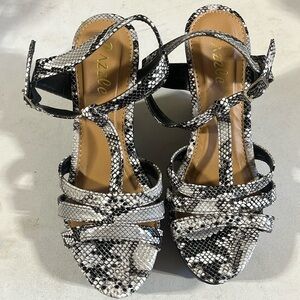 Pazzee, size 7.5, black and white snake skin